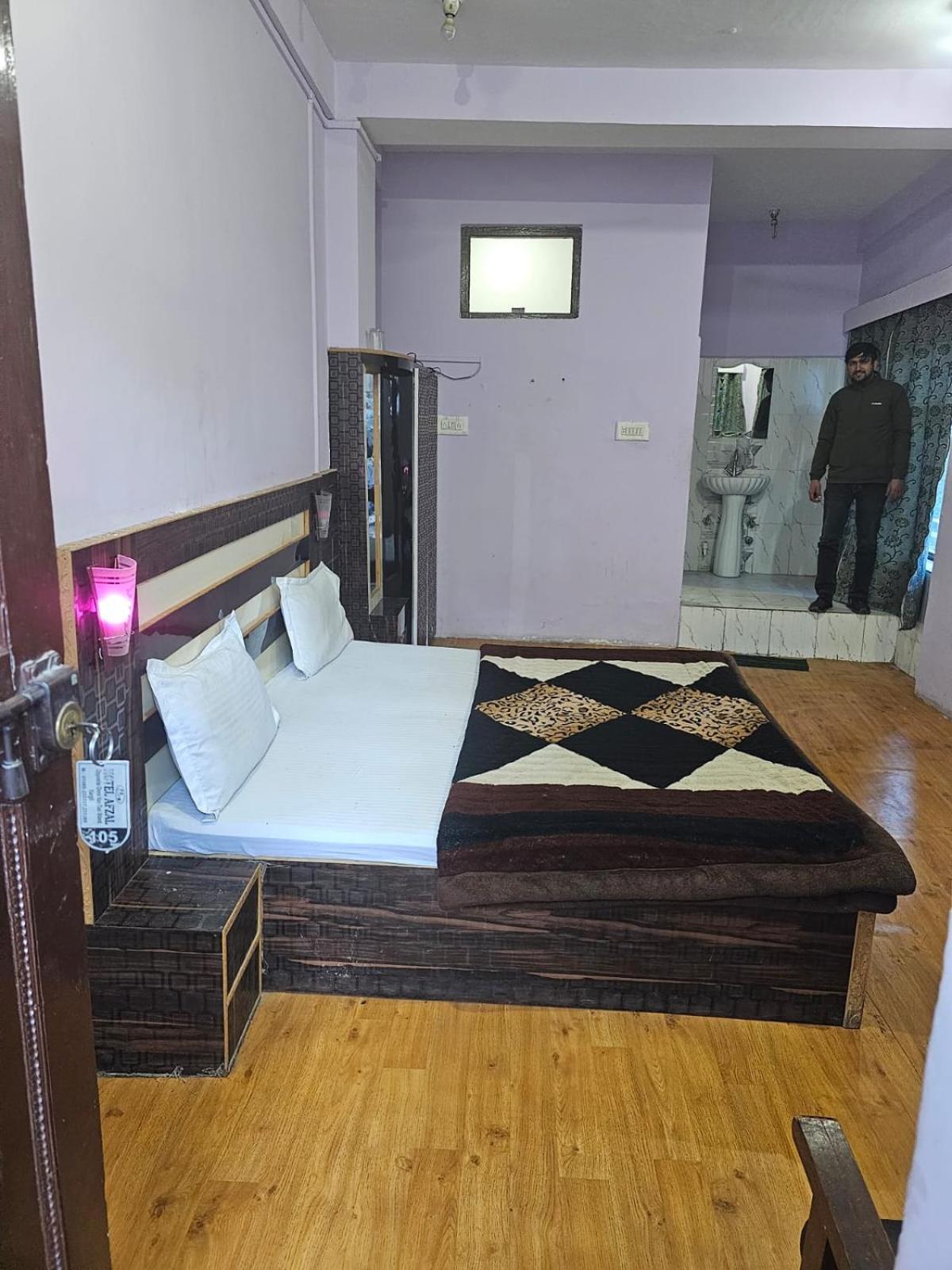 Hotel Afzal And Restaurant Каргіл Екстер'єр фото